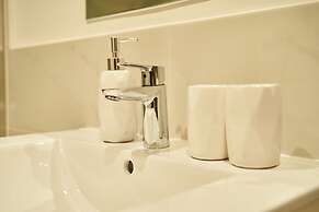 Deluxe Embassy Gardens