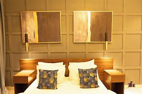 Deluxe Embassy Gardens