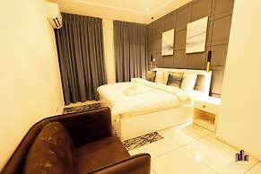 Deluxe Embassy Gardens