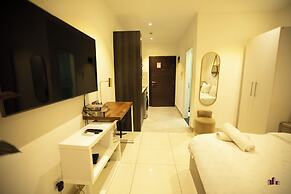 Deluxe Embassy Gardens