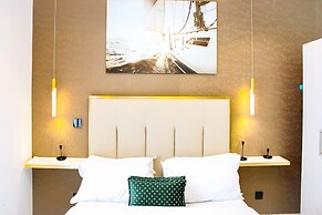 Deluxe Embassy Gardens