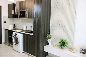 Deluxe Embassy Gardens