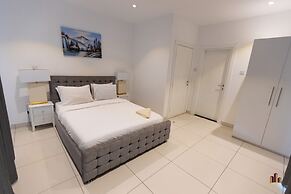 Deluxe Embassy Gardens