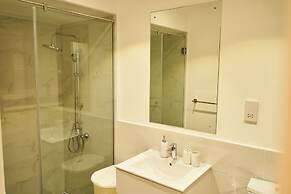 Deluxe Embassy Gardens