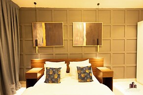 Deluxe Embassy Gardens