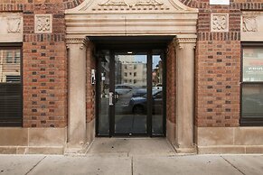 Uptown Studio Apt Near Shops in Montrose