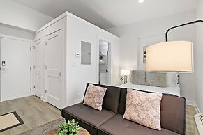 Uptown Studio Apt Near Shops in Montrose