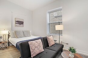 Uptown Studio Apt Near Shops in Montrose