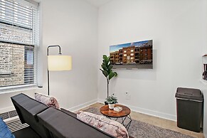 Uptown Studio Apt Near Shops in Montrose