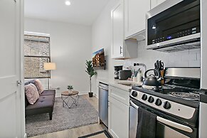 Uptown Studio Apt Near Shops in Montrose