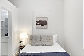 Uptown Studio Apt Near Shops in Montrose