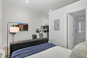 Uptown Studio Apt Near Shops in Montrose