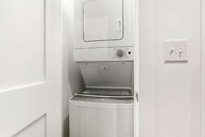 Uptown Studio Apt Near Shops in Montrose