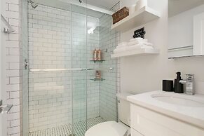 Uptown Studio Apt Near Shops in Montrose