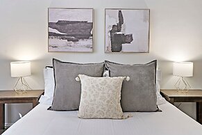 Contemporary Cragin 1BR Apt in Lockwood