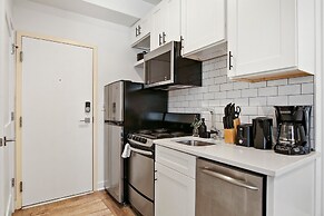 Minimalist Design Studio Apt in Uptown