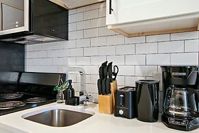 Minimalist Design Studio Apt in Uptown