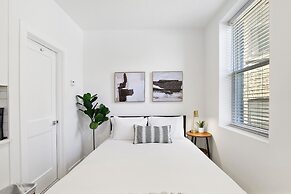 Minimalist Design Studio Apt in Uptown