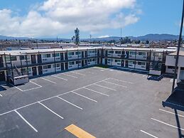 Inland Inn & Suites