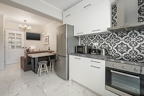 Elvira City Apartment