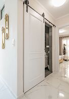 Elvira City Apartment