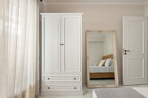 Elvira City Apartment