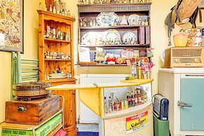 Family Country Cottage With a Private Valley View