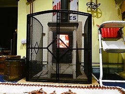 Family Country Cottage With a Private Valley View