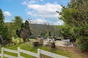 Family Country Cottage With a Private Valley View