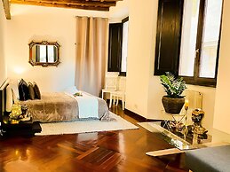 Trevi Fountain Stylish Guesthouse