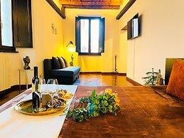 Trevi Fountain Stylish Guesthouse