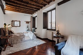 Trevi Fountain Stylish Guesthouse