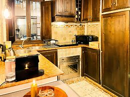 Trevi Fountain Stylish Guesthouse