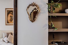 Trevi Fountain Stylish Guesthouse