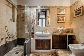 Trevi Fountain Stylish Guesthouse