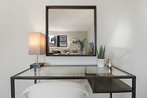 Comfy 2BR Rogers Park Apt in Sheridan