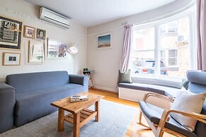 Sunny 1 Bedroom Flat in Quiet St Kilda With Parking