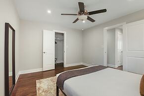 2BR Rogers Park Apt in Sheridan