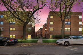 2BR Rogers Park Apt in Sheridan