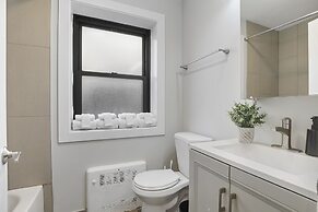 2BR Rogers Park Apt in Sheridan