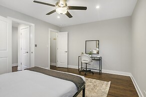 2BR Rogers Park Apt in Sheridan