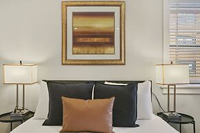 2BR Rogers Park Apt in Sheridan