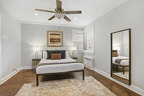 2BR Rogers Park Apt in Sheridan