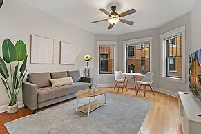 Portage Park Classic 1BR Apt in Montrose