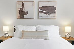 Portage Park Classic 1BR Apt in Montrose