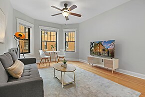 Portage Park Classic 1BR Apt in Montrose