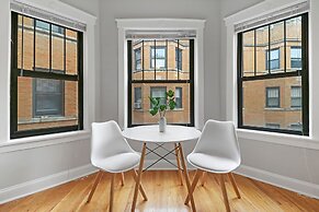 Portage Park Classic 1BR Apt in Montrose