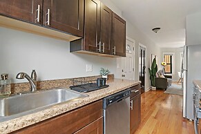 Portage Park Classic 1BR Apt in Montrose