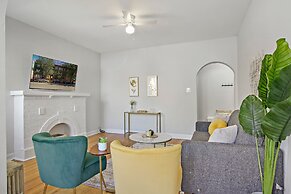 Charming 3BR Rogers Park Home in Newgard