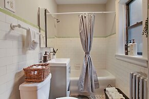 Classic & Charming 2BR Apt in Lincoln